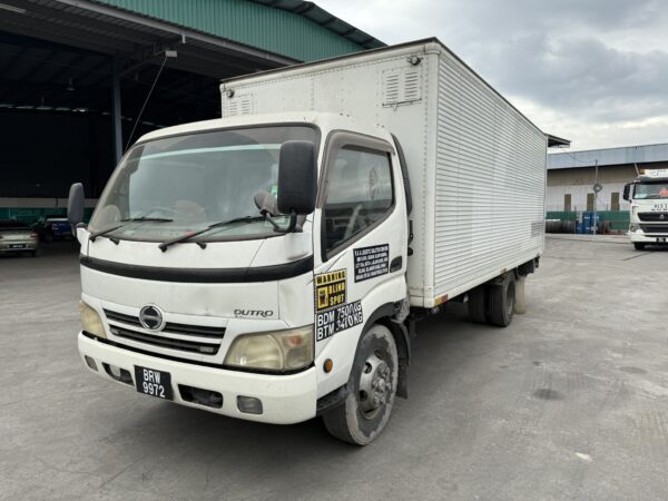 2024 Hino XZU424 17ft Box with Tailgate - Image 3