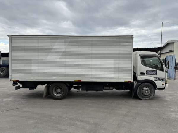 2024 Hino XZU424 17ft Box with Tailgate - Image 4