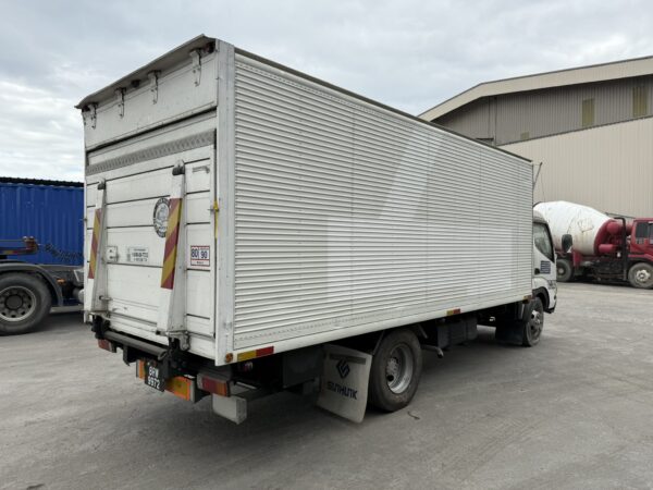 2024 Hino XZU424 17ft Box with Tailgate - Image 5