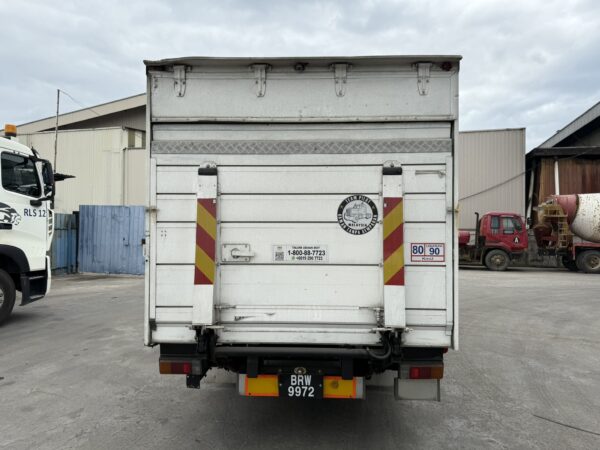 2024 Hino XZU424 17ft Box with Tailgate - Image 6