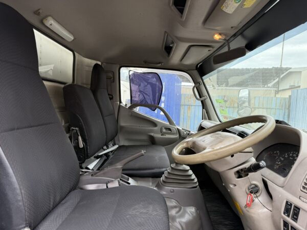 2024 Hino XZU424 17ft Box with Tailgate - Image 8