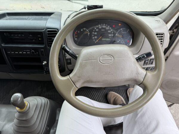 2024 Hino XZU424 17ft Box with Tailgate - Image 9