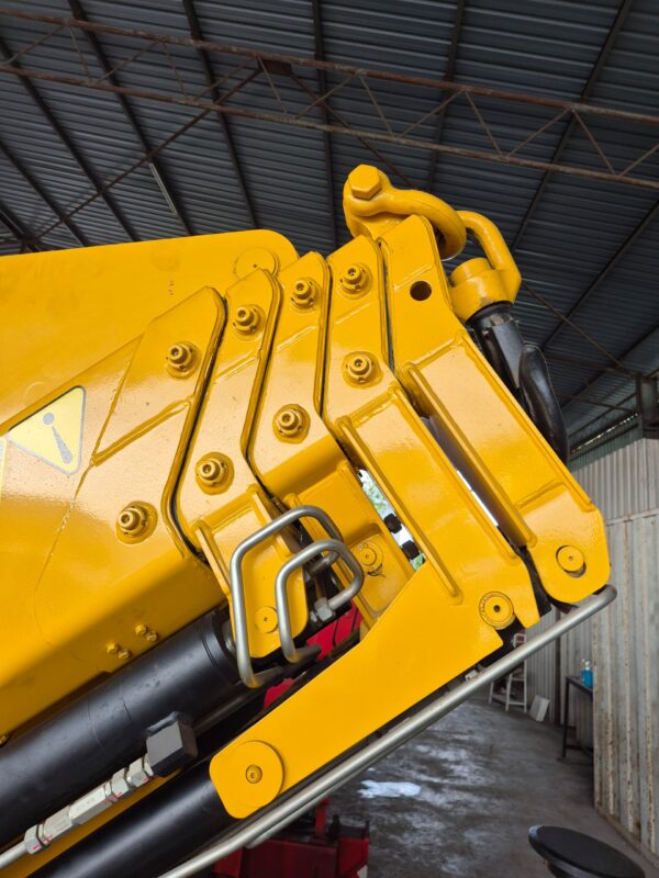XCMG SQZ365 8 TON CRANE - Image 12