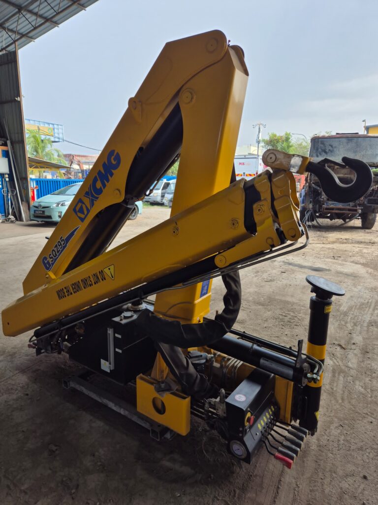 Front view of the XCMG SQZ95 4 Ton Knuckle Boom Crane on a job site.