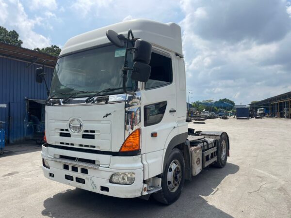 Unregistered Hino SH1E Semi-Auto High Roof Prime Mover