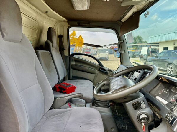 Unregistered Isuzu NPR85 Manual Chassis and Cab - Image 4