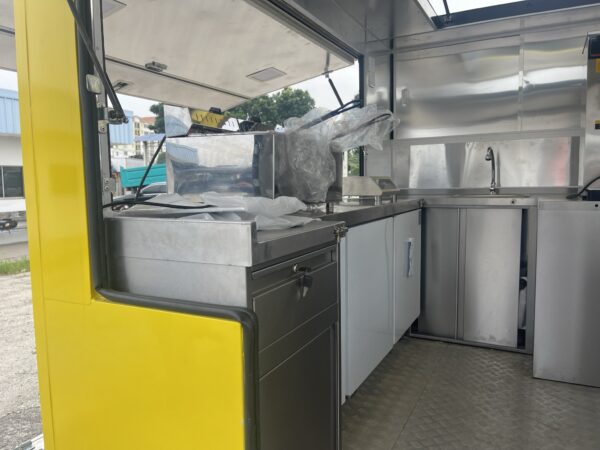 Unregistered Nissan Vanette SK82 Manual Foodtruck - Image 9