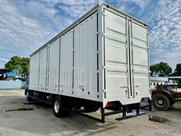 Unregistered Nissan UD CD5 Auto 32ft Corrugated Box - Image 4