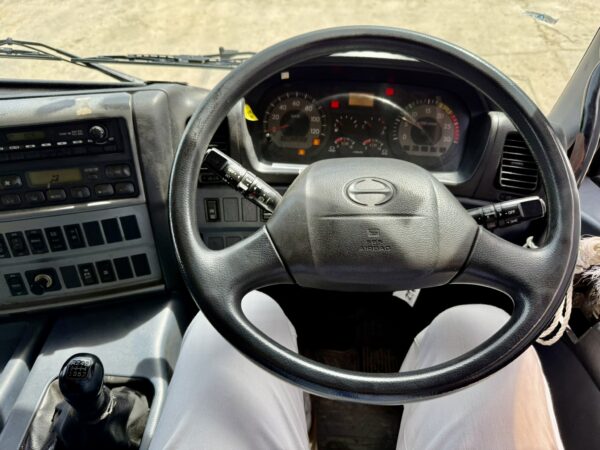 Unregistered Hino 700 FR1E Manual - Image 2