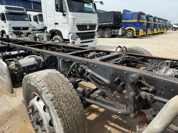 Unregistered Hino 700 FN1E Manual - Image 12