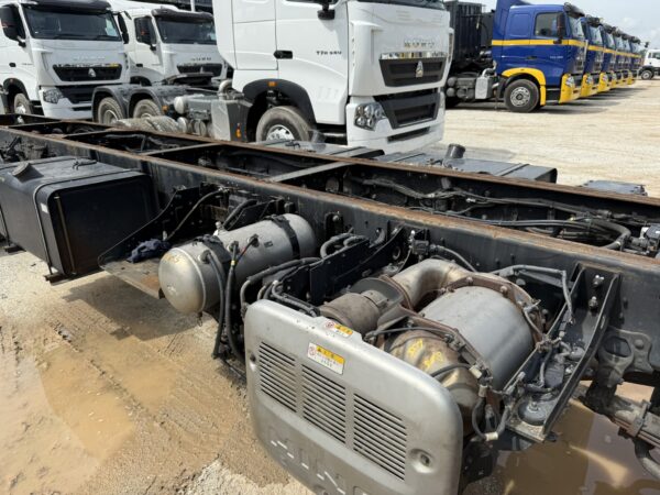Unregistered Hino 700 FN1E Manual - Image 11