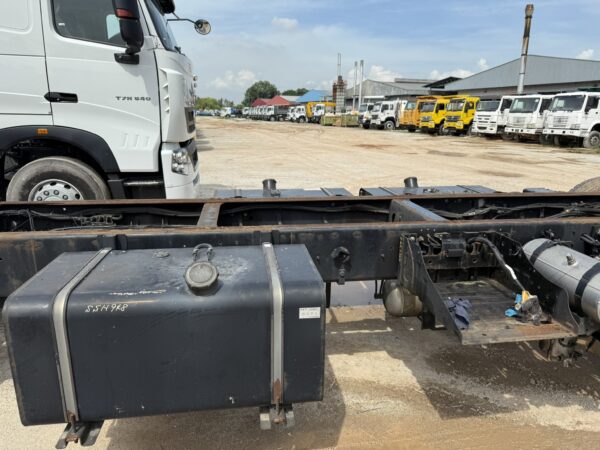 Unregistered Hino 700 FN1E Manual - Image 10