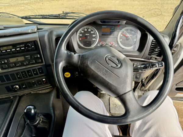 Unregistered Hino 700 FN1E Manual - Image 2