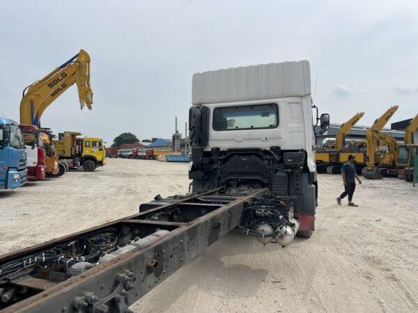 Unregistered Nissan UD CD5 Auto High Roof Chassis and Cab - Image 11