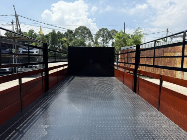 Unregistered Hino 300 XZU412 21ft Wooden Cargo - Image 3