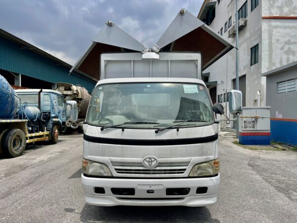 Unregistered Hino XZU414 14ft Wing Box - Image 2
