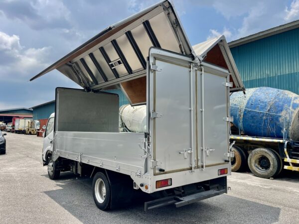 Unregistered Hino XZU414 14ft Wing Box - Image 9
