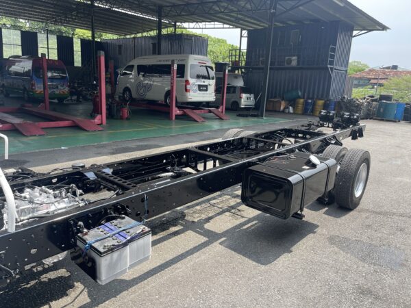 Unregistered Hino FD7J Chassis and Cab - Image 16