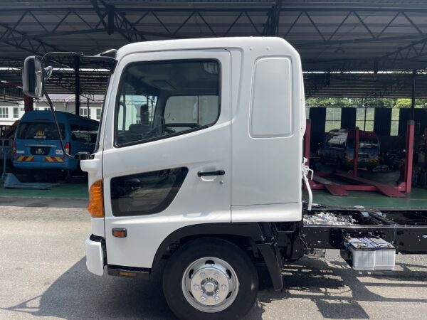 Unregistered Hino FD7J Chassis and Cab - Image 15