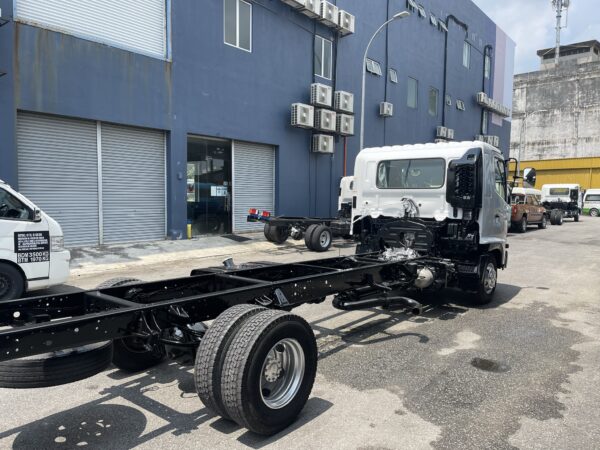 Unregistered Hino FD7J Chassis and Cab - Image 10
