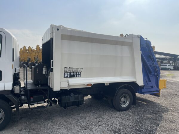 Isuzu FRR90 Garbage Compactor/ Trash Compactor /Garbage Disposal/ Waste disposal/Pemadat Sampah - Image 3