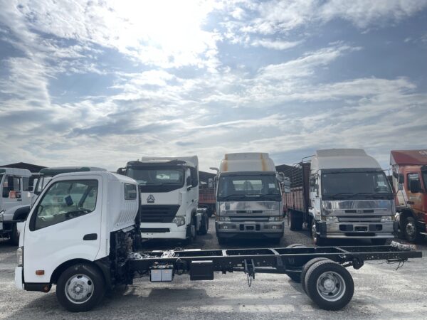 Unregistered Hino 300 XZU710/720 Manual - Image 9