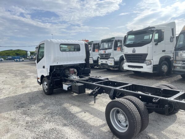 Unregistered Hino 300 XZU710/720 Manual - Image 8