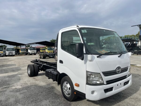 Unregistered Hino 300 XZU710/720 Manual - Image 6