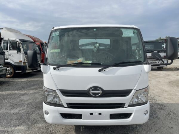 Unregistered Hino 300 XZU710/720 Manual - Image 5