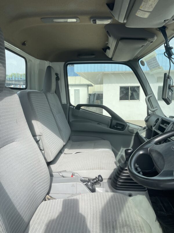 Unregistered Hino 300 XZU710/720 Manual - Image 4