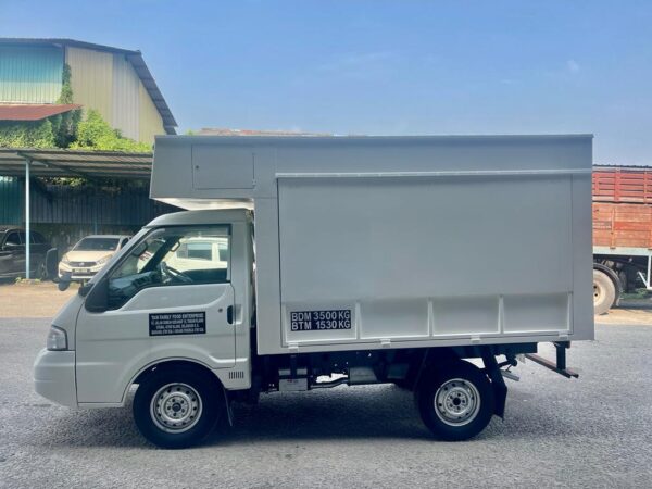 Unregistered Nissan Vanette SK82 9ft Luton Box/ Pasar Malam - Image 4