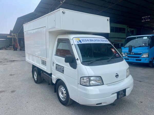 Unregistered Nissan Vanette SK82 9ft Luton Box/ Pasar Malam - Image 3