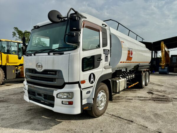 Nissan RJ UD CD5/ CD4 Oil Tanker/ Diesel Tanker/ Fuel Tank