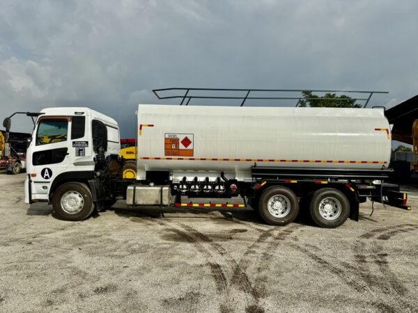 Nissan RJ UD CD5/ CD4 Oil Tanker/ Diesel Tanker/ Fuel Tank - Image 9