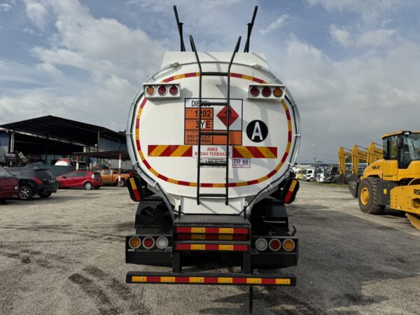 Nissan RJ UD CD5/ CD4 Oil Tanker/ Diesel Tanker/ Fuel Tank - Image 4