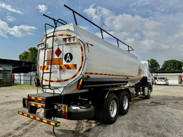 Nissan RJ UD CD5/ CD4 Oil Tanker/ Diesel Tanker/ Fuel Tank - Image 3