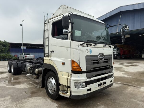 Unregistered Hino 700 FR1E Manual - Image 9