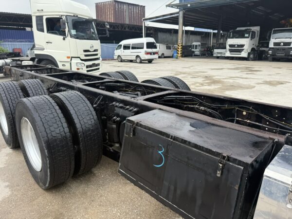 Unregistered Hino 700 FR1E Manual - Image 7