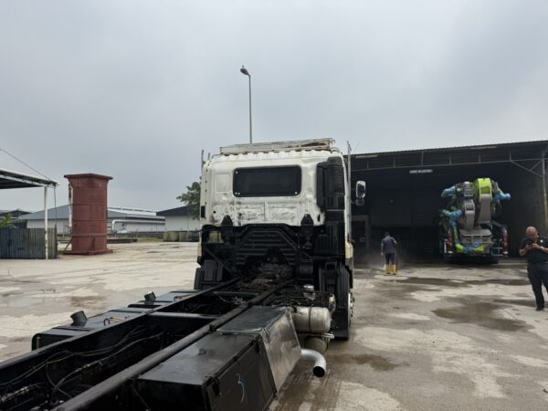 Unregistered Hino 700 FR1E Manual - Image 4
