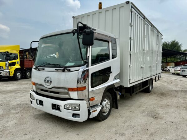 Unregistered Nissan UD MK38 21ft Corrugated Box