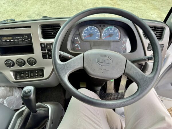 Unregistered Nissan UD MK38 21ft Corrugated Box - Image 2