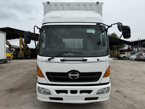 Unregistered Hino 500 FD7 24ft Corrugated Box Full Door Open - Image 9