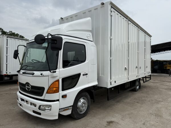 Unregistered Hino 500 FD7 24ft Corrugated Box Full Door Open