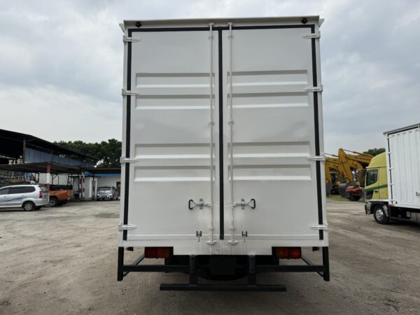 Unregistered Hino 500 FD7 24ft Corrugated Box Full Door Open - Image 5