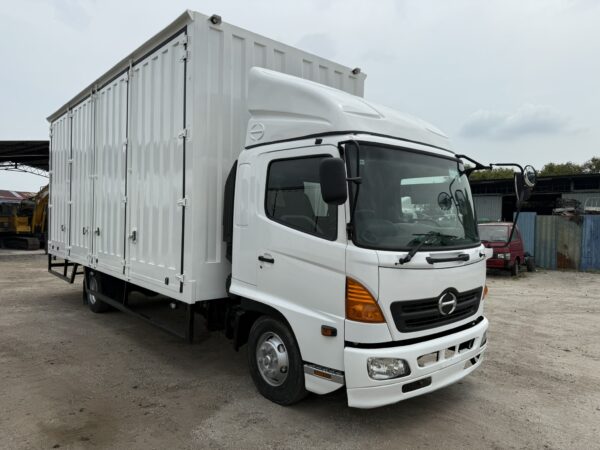 Unregistered Hino 500 FD7 24ft Corrugated Box Full Door Open - Image 8