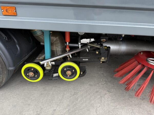 JAC N80 Road Cleaning Truck/ Road Sweeper/ Street Sweeper/ Street Cleaner/ Truck-mounted Sweeper - Image 7