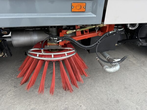 JAC N80 Road Cleaning Truck/ Road Sweeper/ Street Sweeper/ Street Cleaner/ Truck-mounted Sweeper - Image 6