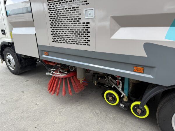 JAC N80 Road Cleaning Truck/ Road Sweeper/ Street Sweeper/ Street Cleaner/ Truck-mounted Sweeper - Image 4