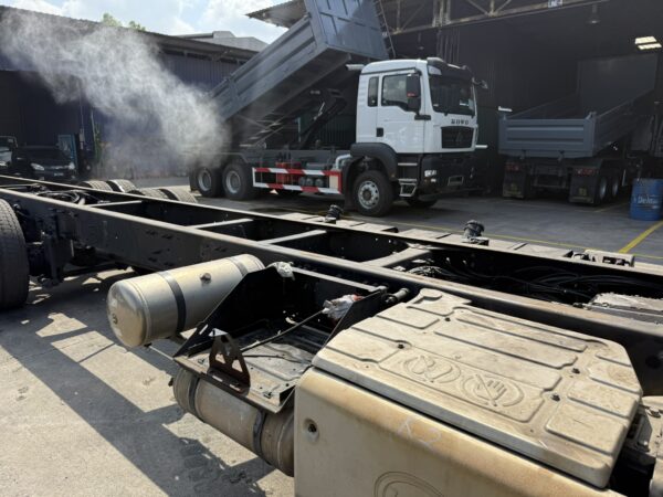 Unregistered Nissan UD RK CD5 Semi-Auto Chassis and Cab - Image 13