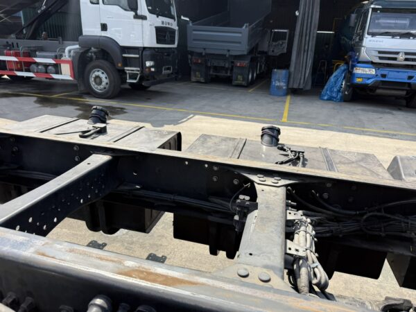 Unregistered Nissan UD RK CD5 Semi-Auto Chassis and Cab - Image 12